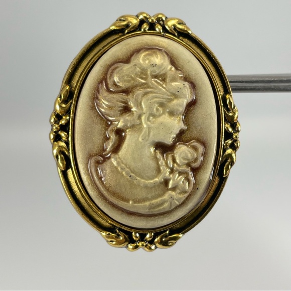 Cameo Brooch Pin Gold Tone Cream Face Vintage Look Stunning Art Deco Beautiful - Picture 1 of 6